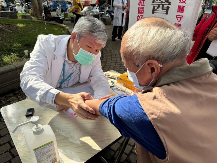 南投醫院仁壽公園義診  暖心守護弱勢健康