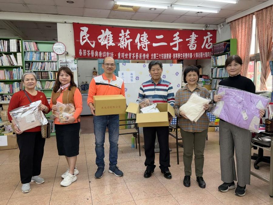 民雄薪傳二手書店  攜手善士贈年菜物資 讓弱勢孩子過好年