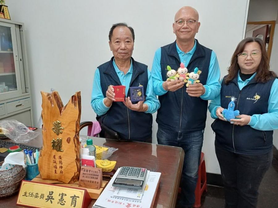 嘉市文財神開基祖廟 贈送孔雀吊飾、孔雀絨毛吊飾、文昌筆娃娃吊飾