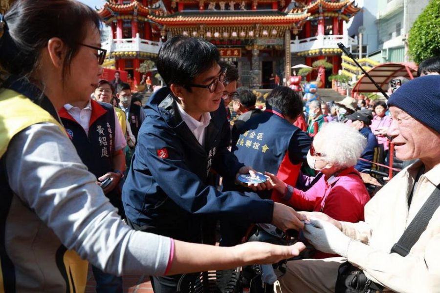 新春祈福陳其邁傳遞新年祝福  民眾熱情帶超人力霸王公仔合照