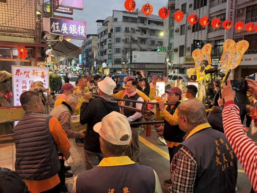 嘉市長參選人張啓楷全程扶轎遶境　走遍舊諸羅與鄉親同行、傳承文化