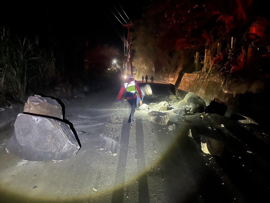 泰安象鼻山區落石砸車意外  所幸駕駛無大礙