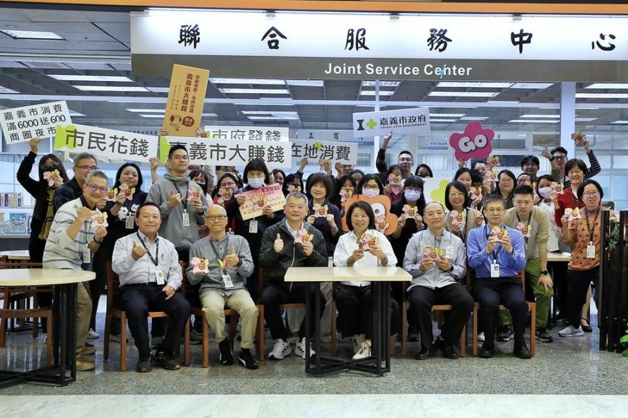 嘉市長黃敏惠分送春節紅包 祝福同仁「粉紅超馬 幸福加碼」迎新年