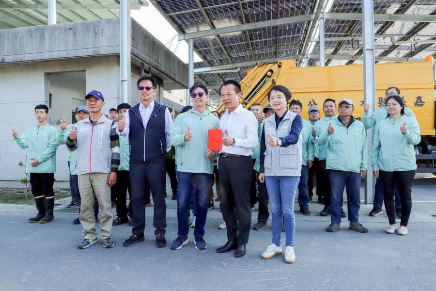 翁章梁赴水上清潔隊發小紅包   感謝隊員全年無休守護環境