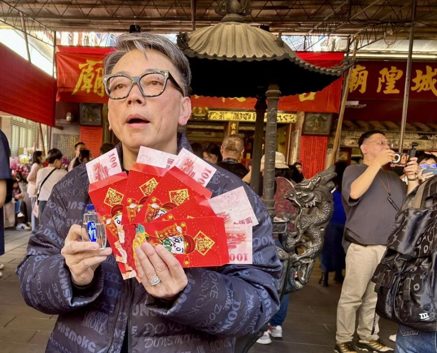 詹惟中現身月老廟前 豪發108個「發財油紅包」助攻好姻緣與旺財氣