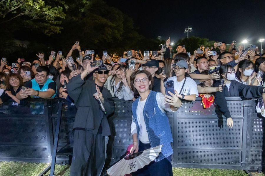 屏東新春晚會熱鬧登場！星光卡司齊聚仁愛路湧入人潮迎新