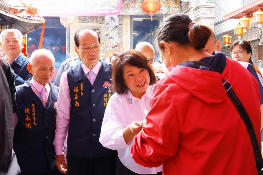 嘉市長黃敏惠初一走春發送「粉紅超馬」開運紅包 祝福市民幸福加碼