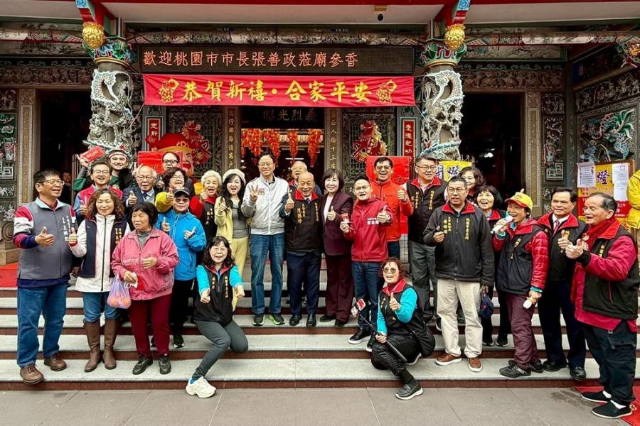 大年初二張善政市長走訪桃園宮廟參香發福袋　祈願桃園平安順遂