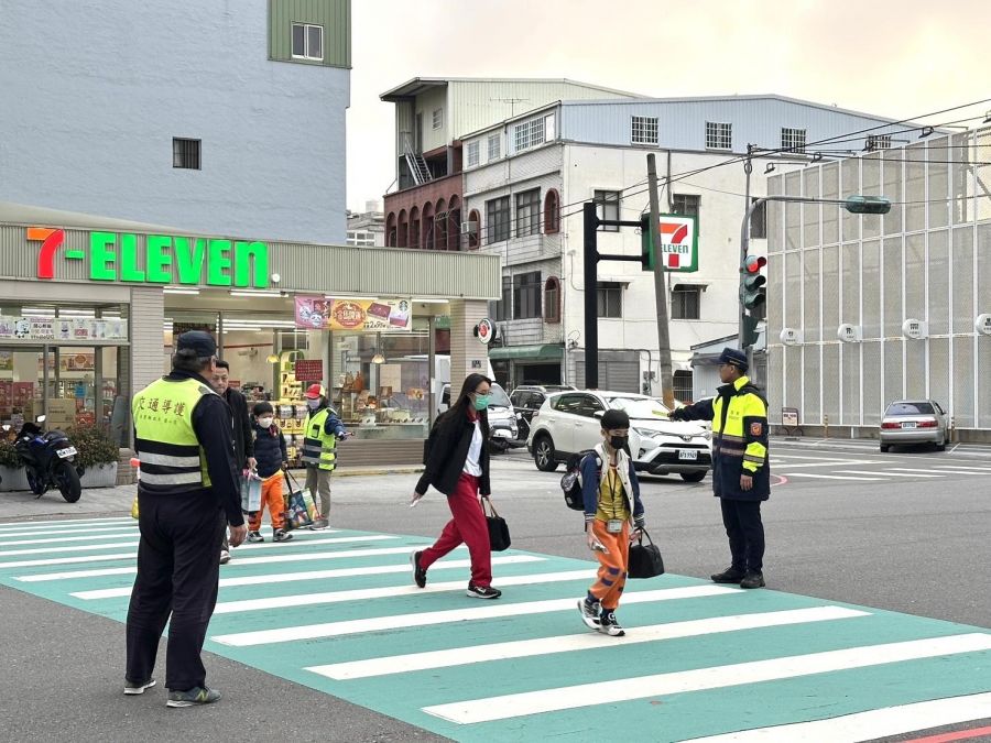 開學護童勤務啟動！頭份分局波麗士陪大家上學