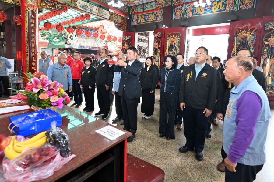 開工日鍾東錦到玉清宮、天雲廟上香祈福