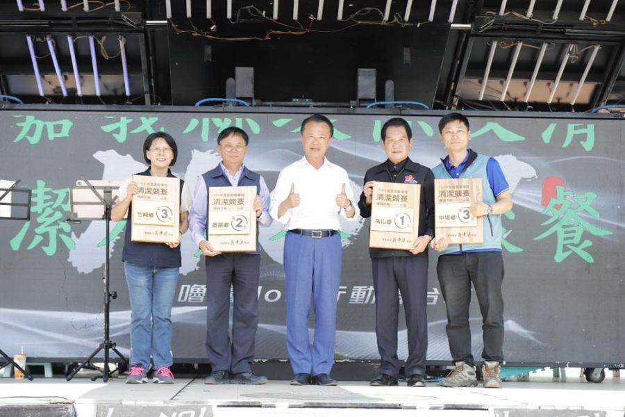 嘉義縣環保清潔人員春酒    翁章梁表揚模範清潔人員