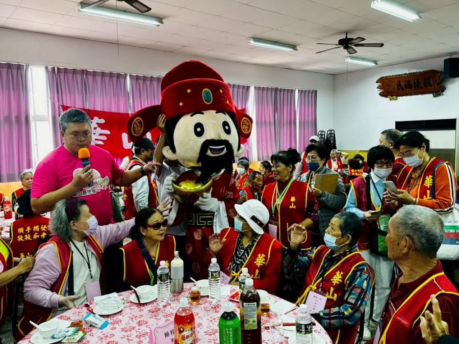 萬歲同堂新春團拜  華山為孤老辦團圓餐會