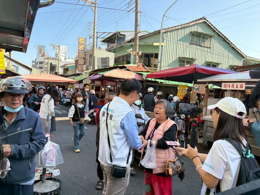 嘉義市藍白比民調  張啓楷啟清晨站路口、進菜巿場拜託  衝刺民調