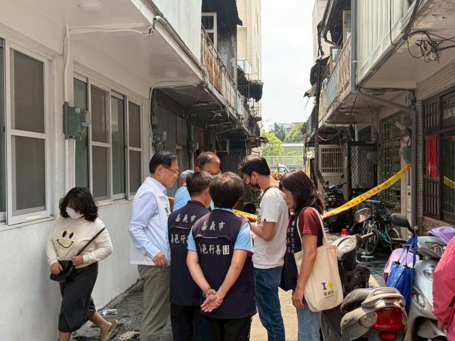 嘉市興業東路老舊木造屋火警延燒13戶 張啓楷多次赴現場關切並協助安置