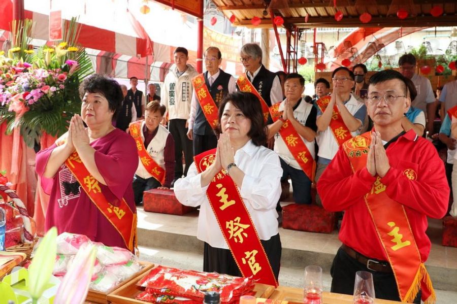 福德正神聖誕 黃敏惠市長頭牙參拜  關廂境廟發放白米物資關懷弱勢