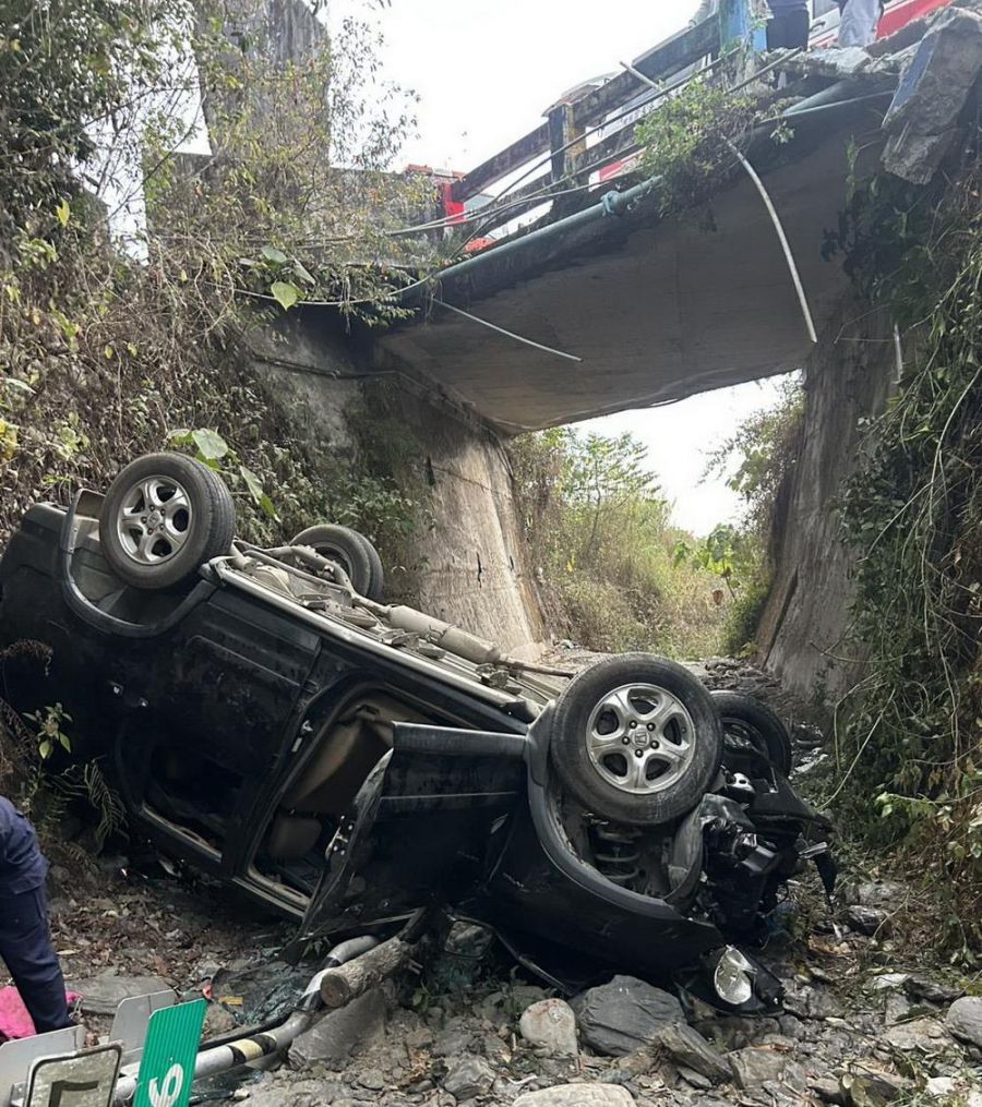 三地門鄉安坡村涼亭橋  自小客車翻落橋下女子受傷送醫