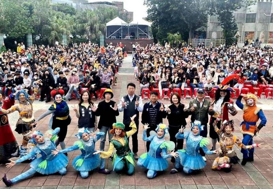 澎湖縣政府兒童節前夕  辦理戶外大型劇場紙風車演出