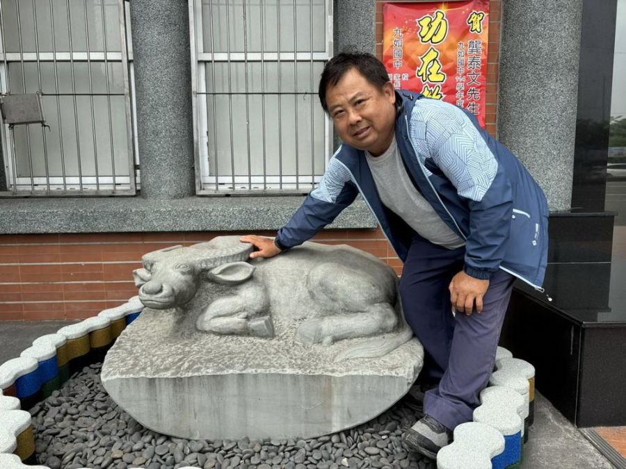 九如名石雕家黃寶慶手工雕刻大型水牛  置於農會信用部大樓