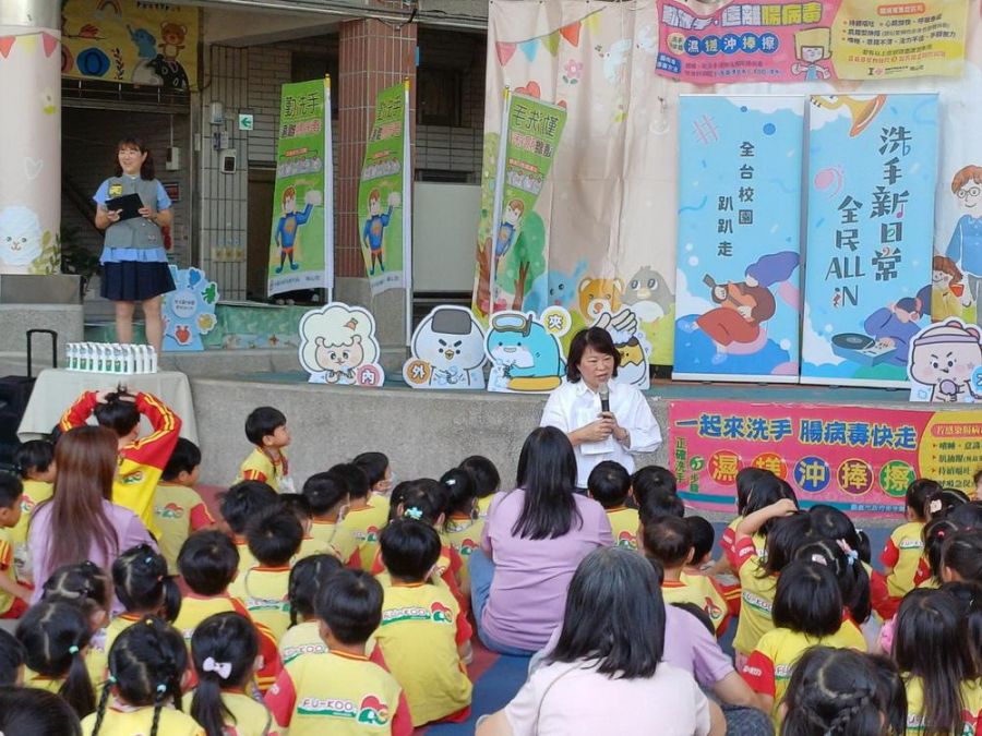 守護幼兒健康企業贈洗手乳 黃敏惠市長:落實勤洗手 遠離腸病毒