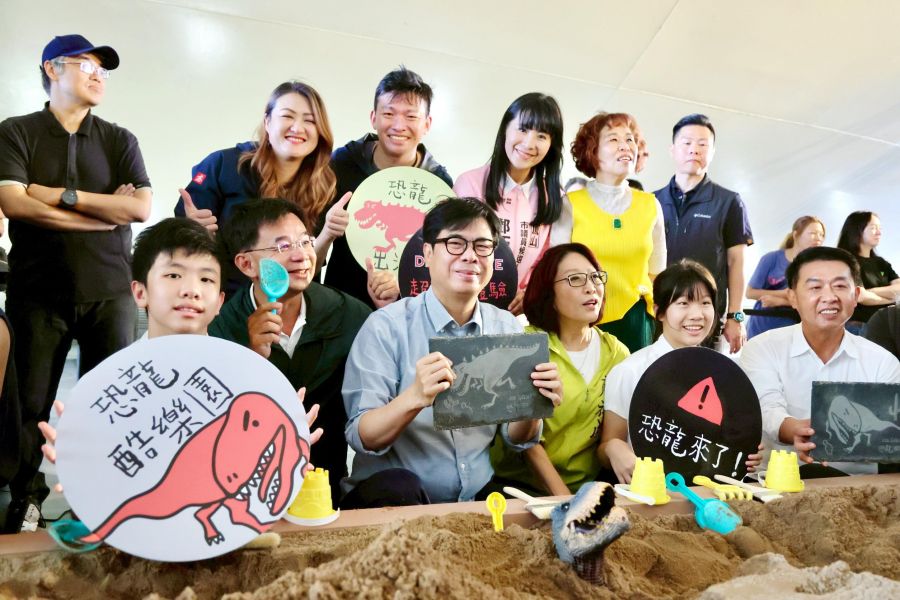 高雄「恐龍酷樂園」盛大開幕　市長陳其邁：打造具教育意義兒童節體驗