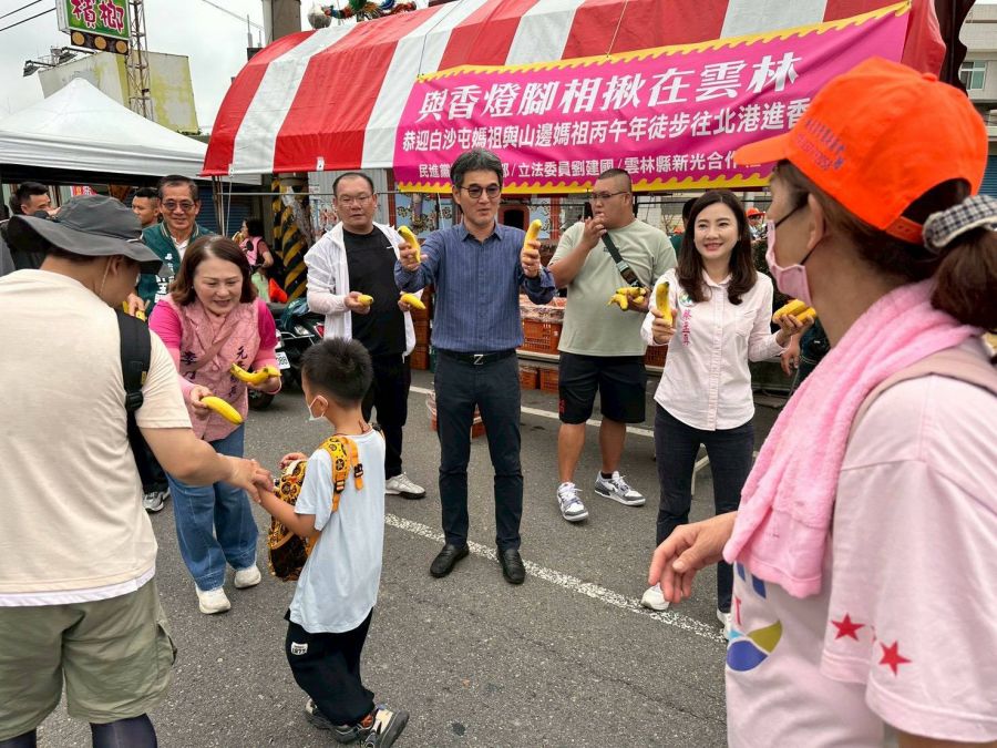 與香燈腳相揪在雲林！徐國勇、劉建國與蕉農 贈香蕉飄帶祈平安