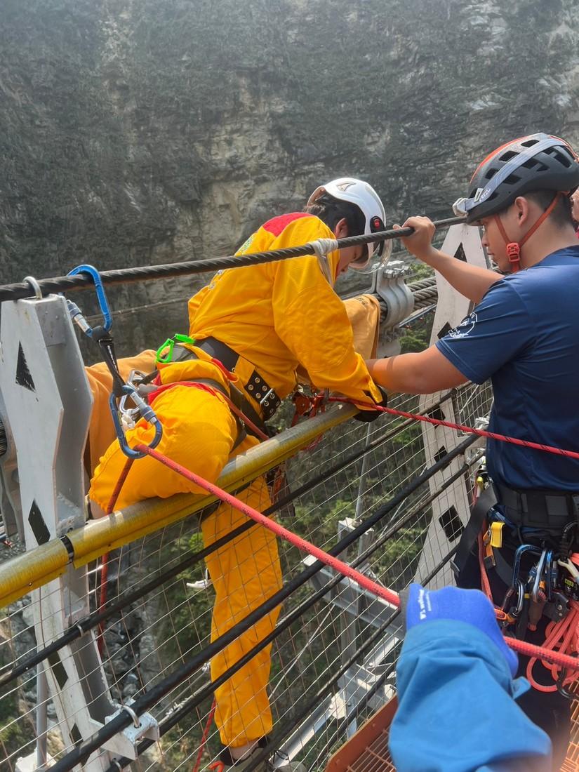 南投雙龍吊橋墜橋輕生　警義消暗夜馳援雙