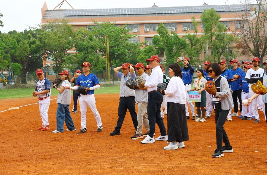 嘉市府跨域舉辦「打詐盃慢速壘球賽」 公私協力守護市民財產