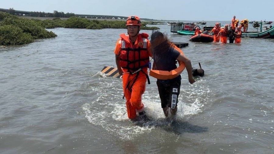 芳苑海灘2男採貝類受困　海巡、漁民、消防成功救回