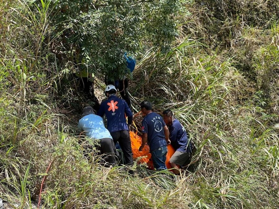 山友父子斷崖處不慎墜落摔傷  搜救人員出動救援
