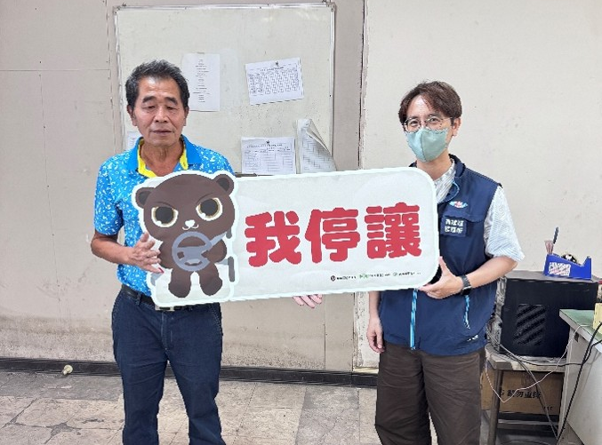 高雄區監理提醒所行經路口停車再開　行人通行更安全