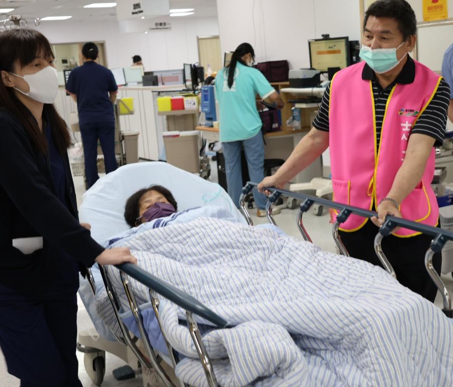 從喪女之痛到助人之路　重回急診室當志工重生