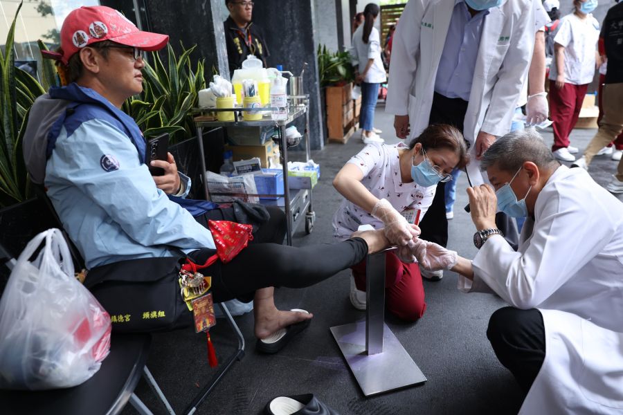 大甲媽回鑾員林宏仁醫院 收治不少腳部長水泡患者