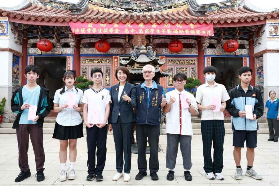 藍田書院頒發清寒優秀學生獎學金 許淑華頒發感謝狀