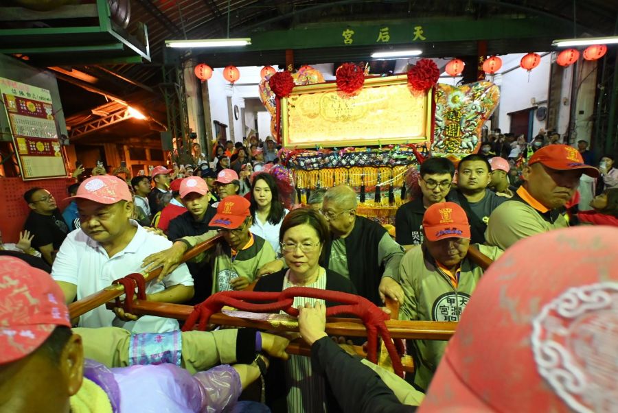 大甲媽回鑾 王惠美抬轎送駕 彰市清潔隊一路清掃街道