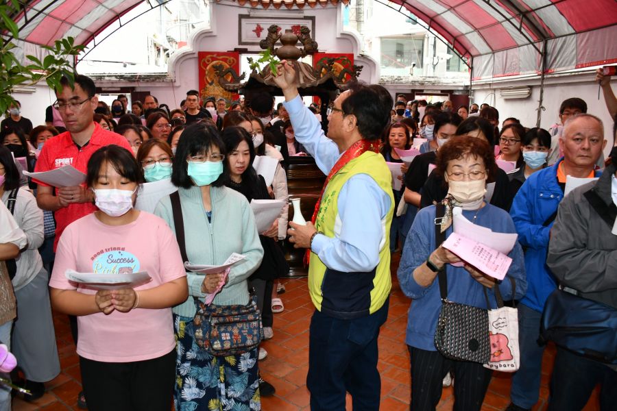 彰市公所在開化寺為考生燃燈供佛 祈願大家考運亨通