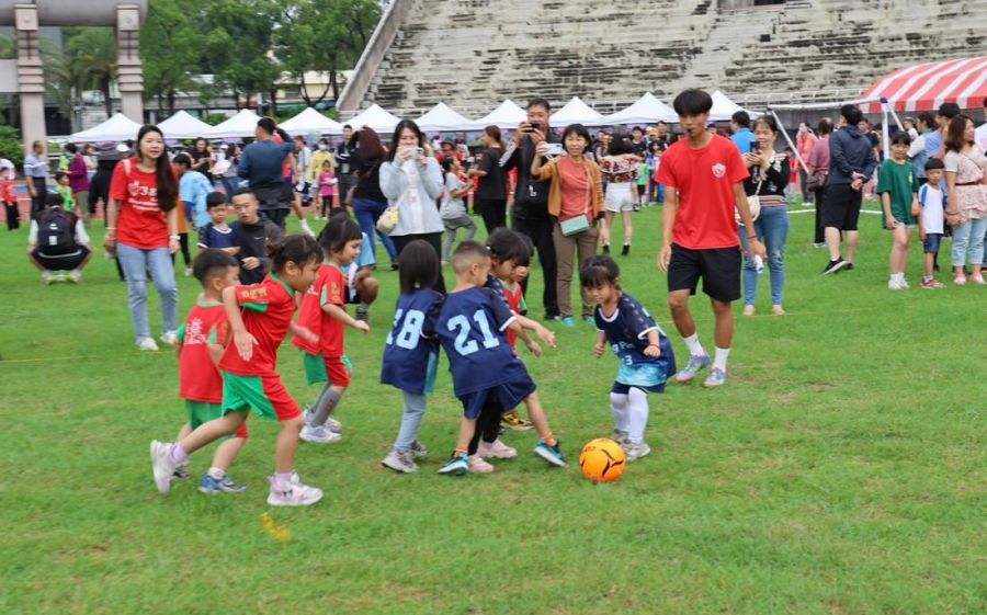南投璉紅盃足球賽登場  78隊小選手歡喜領取人生第一面姓名獎牌