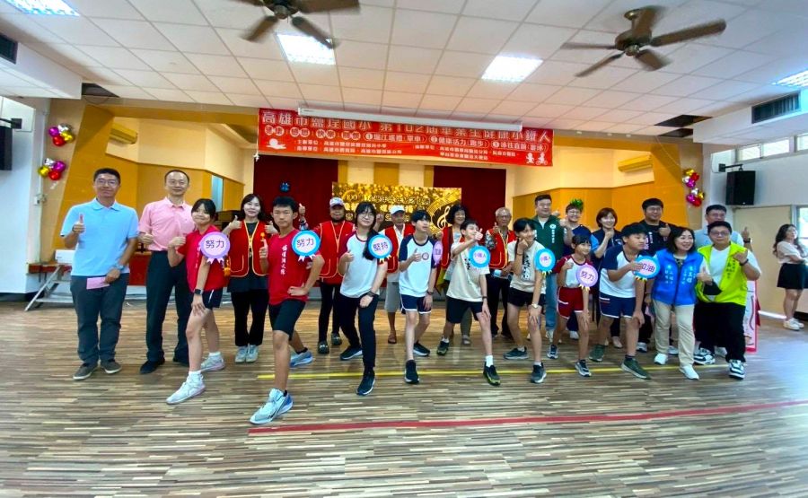 世代共融！高市鹽埕國小畢業典禮長輩頒獎「小鐵人」