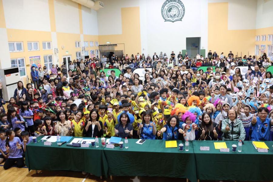 苗栗蟠桃國小英語成果發表會　邱俐俐為學童鼓勵喝采