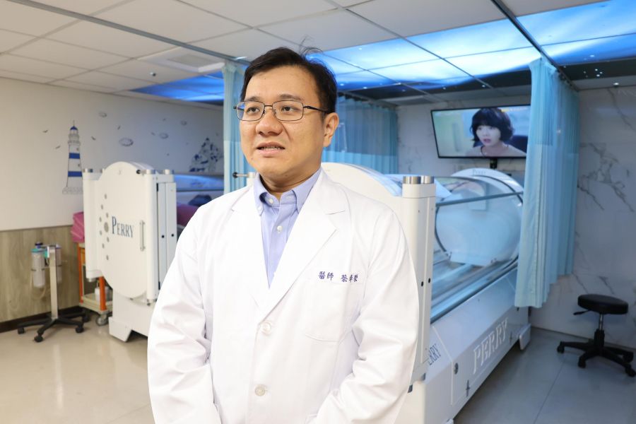 左耳突悶塞以為感冒  竟是「耳中風」!  部彰醫院以高壓氧輔助搶回聽力