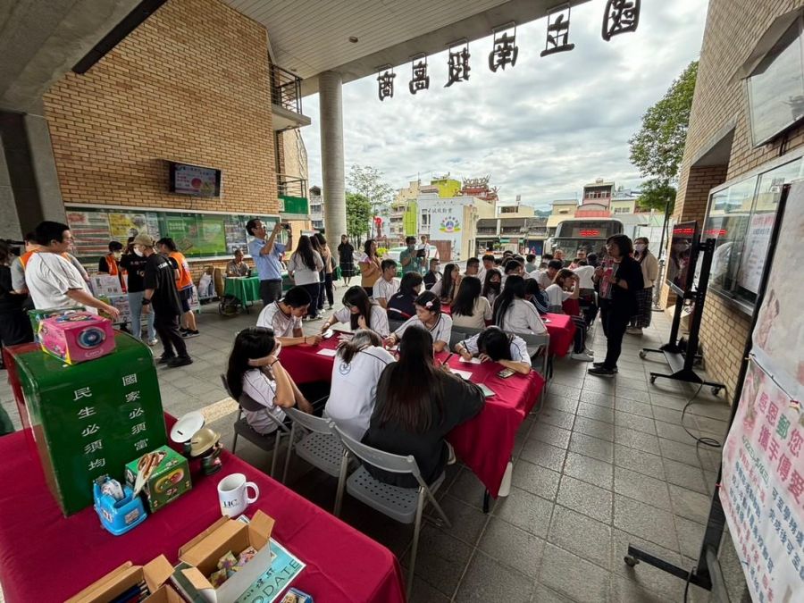 南投高商攜手郵局舉辦手寫母親節明信片活動