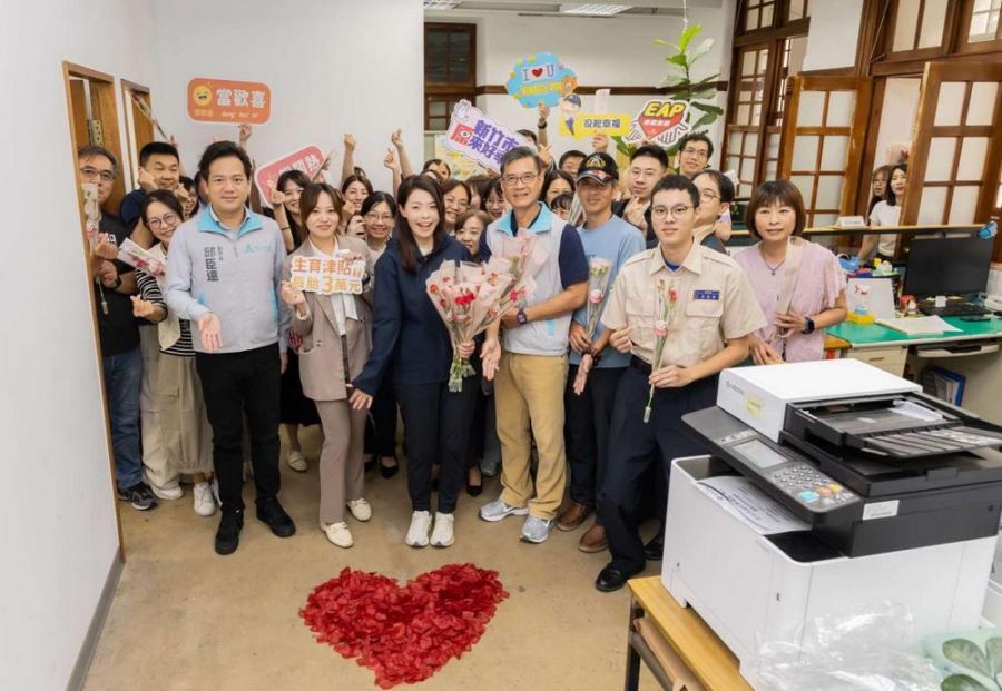 溫馨五月天！高虹安贈康乃馨加碼100元禮券 祝同仁母親節快樂