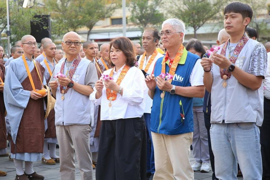 佛光山行腳托缽抵嘉啟程 黃敏惠：以慈悲步伐為城市注入安定力量