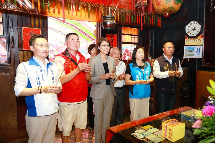 南投草屯朝清宮媽祖聖誕慶典登場　許淑華參拜祝壽祈福