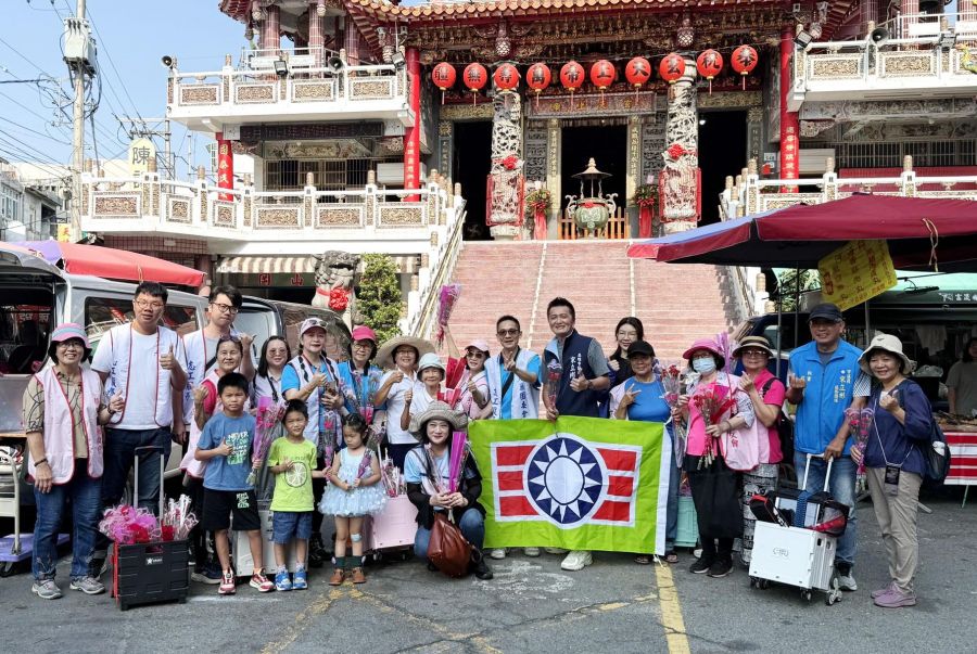 燕巢救國團攜手大高雄燕巢婦女會發送康乃馨  祝福母親節快樂