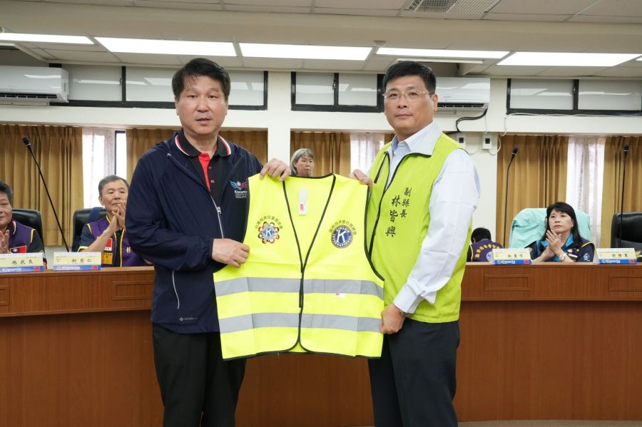 澎湖縣府獲國際同濟會捐贈200件導護背心及社福金
