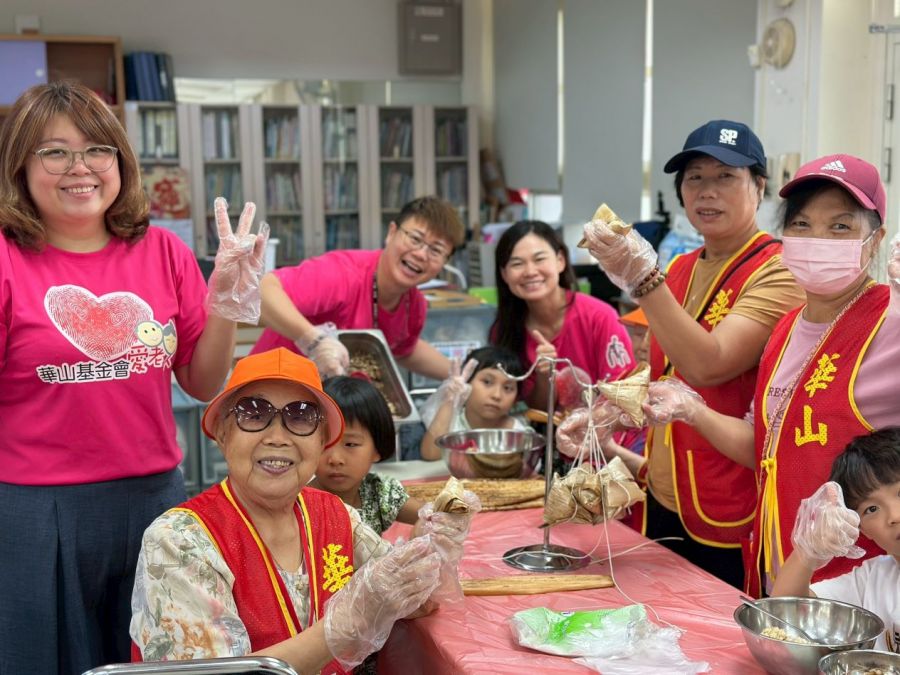 銀髮長輩重返學堂  老幼共夏包粽慶端午