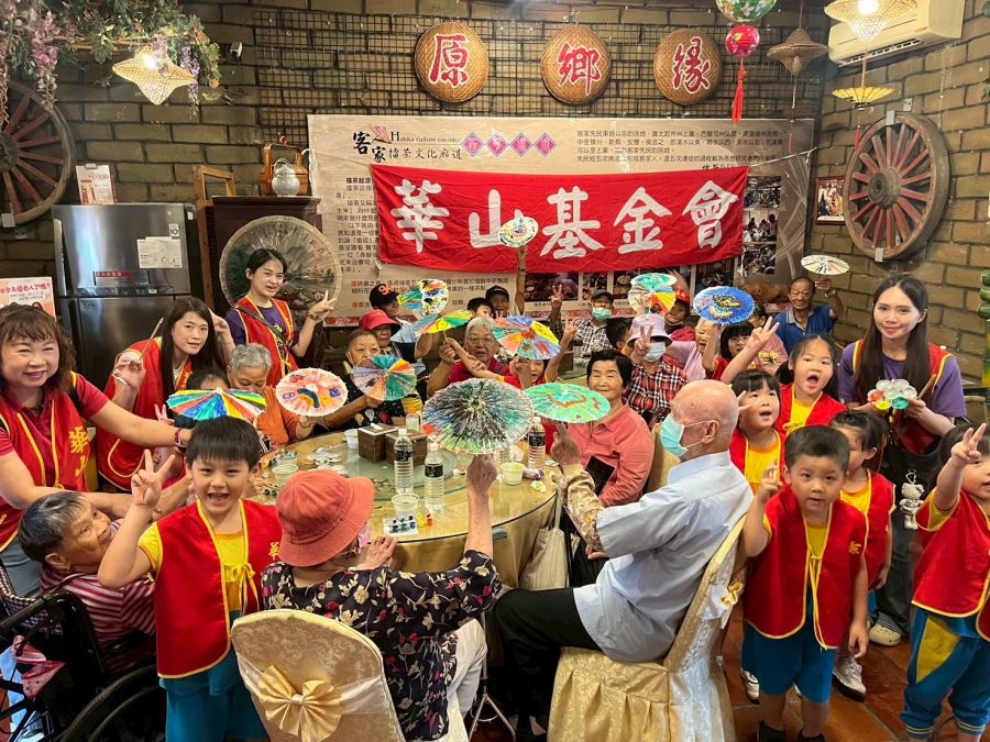 孤老畫紙傘遊美濃！歡度華山服務14週年慶