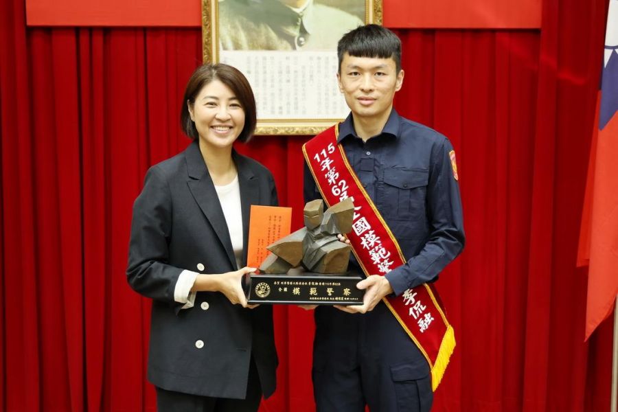 南投縣警局慶祝警察節　許淑華縣長表揚績優員警