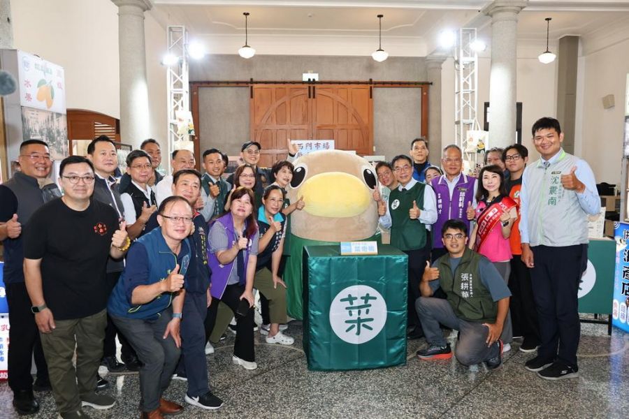首波菜奇鴨授權商品開賣 黃偉哲開箱笑稱比市長還受歡迎