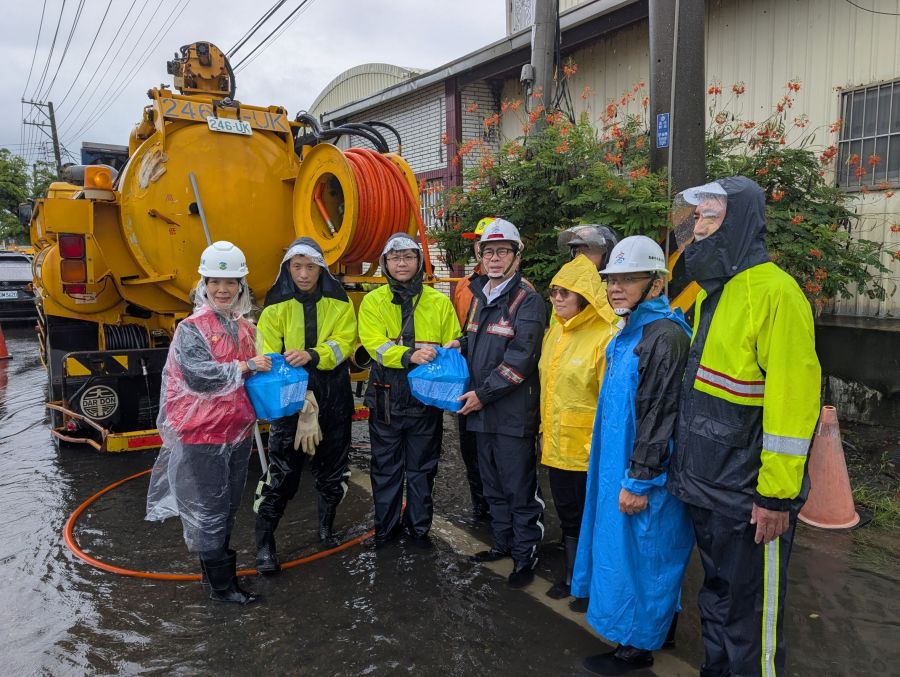 豪雨狂炸 陳其邁市長視察水情應變至茄萣、湖內掌握防汛水情